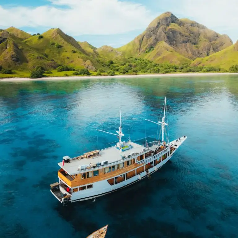 SAIL KOMODO LABUAN BAJO WITH SUPERIOR PHINISI