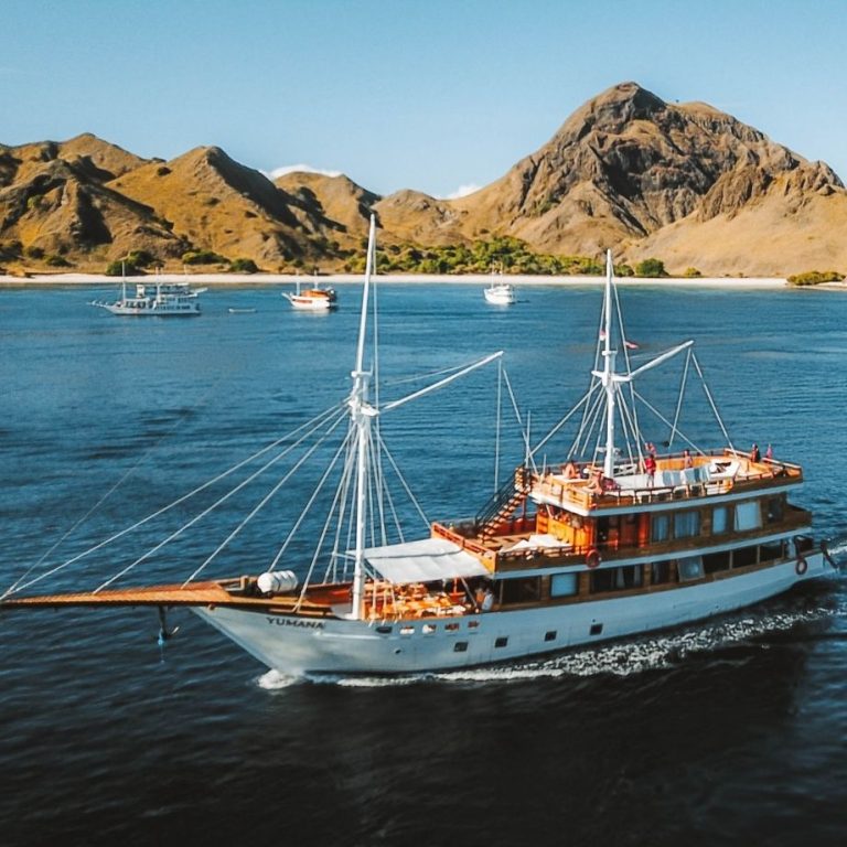 Sail around Komodo National Park with luxury phinisi boat