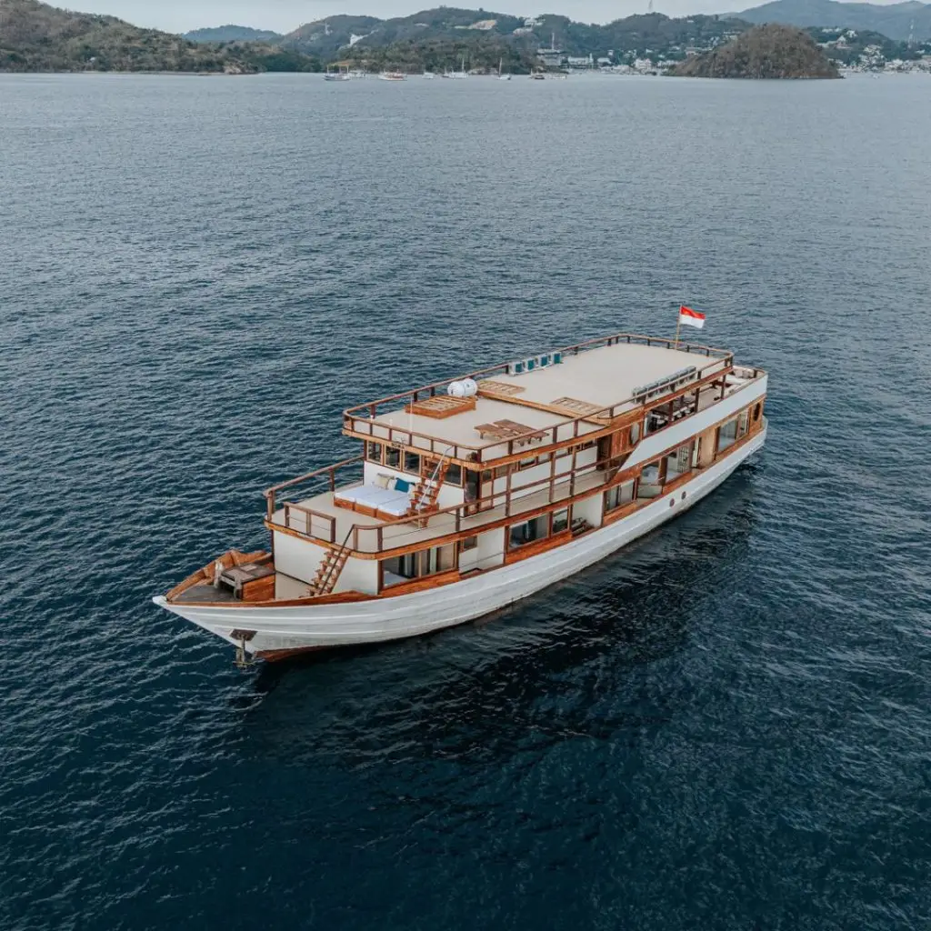 SAIL KOMODO LABUAN BAJO WITH DELUXE PHINISI