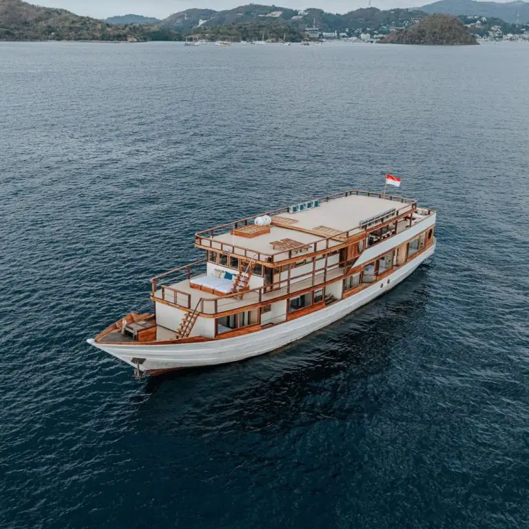 SAIL KOMODO LABUAN BAJO WITH DELUXE PHINISI