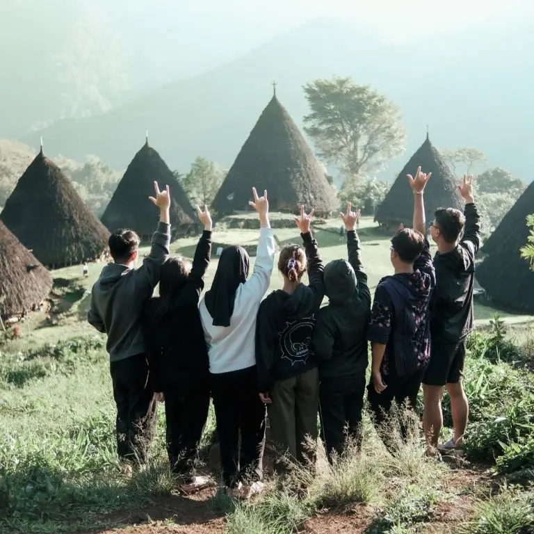 GROUP PHOTO AT WAE REBO TRADITIONAL VILLAGE