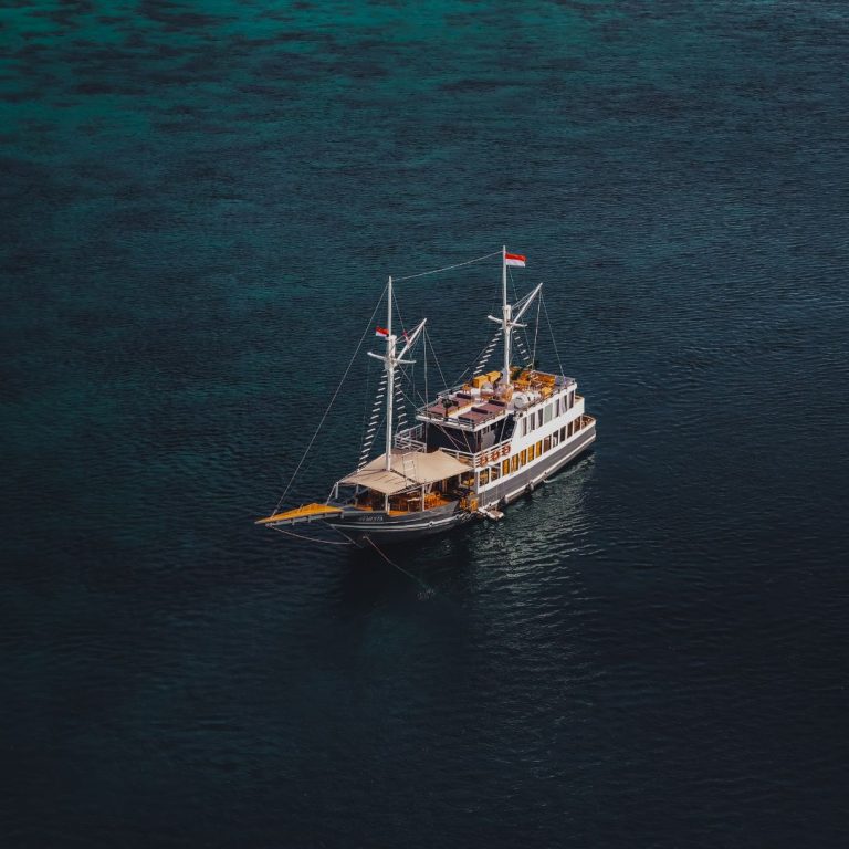 SAIL KOMODO LABUAN BAJO WITH LUXURY PHINISI