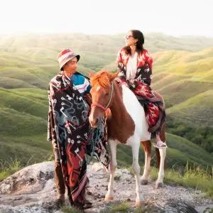 take photo with local horse in wairinding hill east sumba