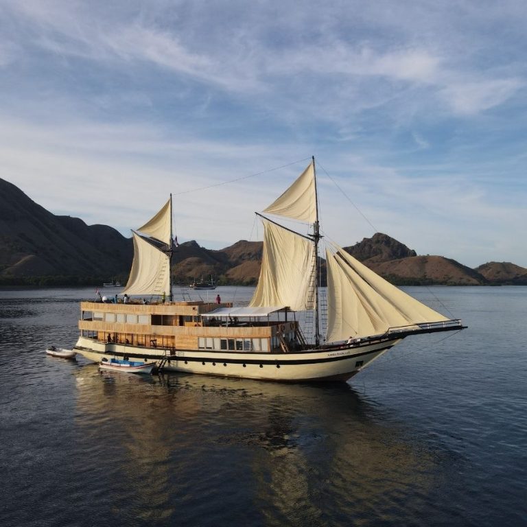 Sail around Komodo National Park with luxury phinisi boat